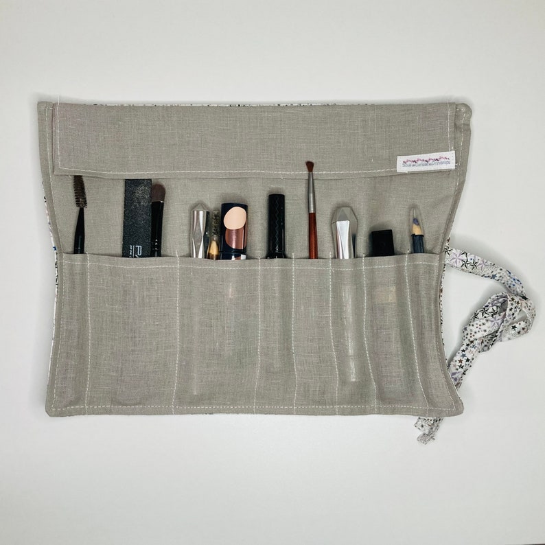 Trousse à pinceaux de maquillage ou de peinture ou pour ranger les crayons et les feutres, en tissus liberty étoilé et lin gris perle. image 2