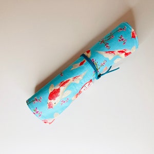 Trousse à pinceaux en tissu coton carpes koi bleu ciel intérieur en lin bleu ciel.