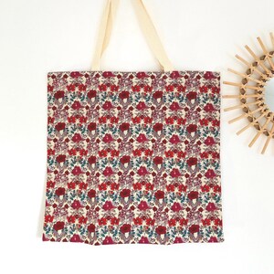 Tote bag in cotton fabric printed with red flowers