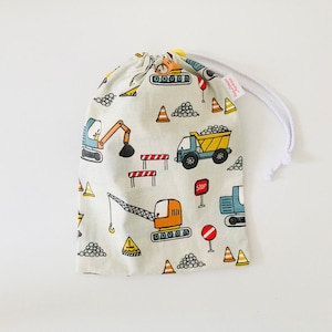 Wasserdichte Tasche für nasse Badeanzüge aus beigem, beschichtetem Baumwollstoff mit LKW- und Baumaschinenmotiven