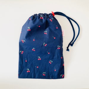 Wasserdichte Tasche für nasse Badeanzüge aus marineblau beschichtetem Baumwollstoff mit kleinen Kirschmustern