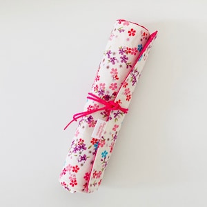 Kit trucco o pennello in tessuto giapponese bianco con piccoli fiori rosa e malva e tessuto di cotone rosa