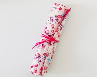 Trousse à pinceaux de maquillage ou de peinture en tissus japonais blanc à petites fleurs roses et mauves et tissu de coton rose