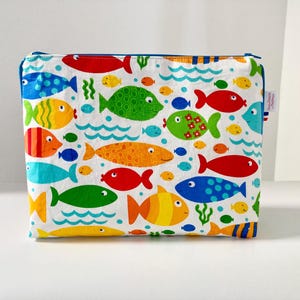 Grande beauty case in tessuto di cotone bianco con motivi di pesci multicolori