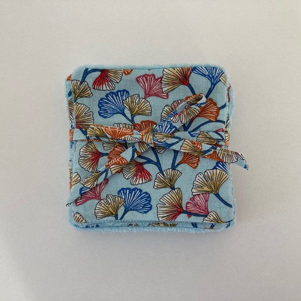 Lingettes démaquillantes en tissu japonais coton bleu motifs fleurs de ginkgo et éponge fibre de bambou biologique oeko tex bleu ciel.