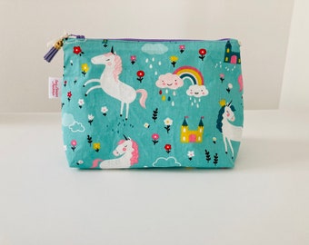 Toiletry bag in green cotton fabric with unicorn print