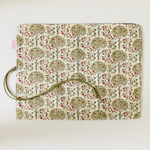 Trousse à pinceaux de maquillage ou de peinture, en tissus avec des motifs de petits pommiers interieur en tissu coton vert foncé assorti. image 4