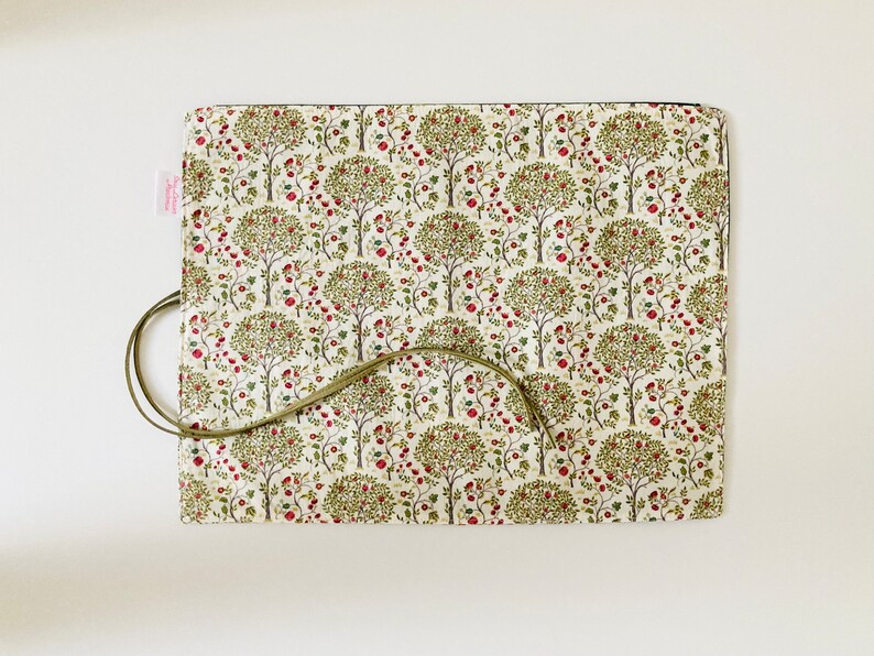 Trousse à pinceaux de maquillage ou de peinture, en tissus avec des motifs de petits pommiers interieur en tissu coton vert foncé assorti. image 4