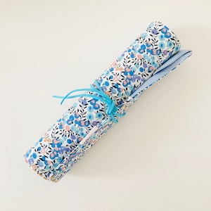 Trousse à pinceaux de maquillage ou de peinture, en tissus liberty bleu ciel et lin bleu ciel
