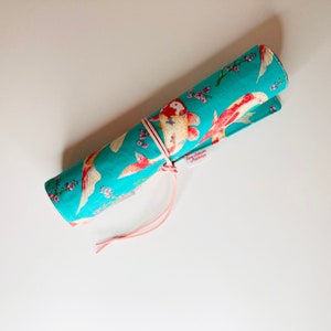Trousse à pinceaux en tissu coton carpes koi vert intérieur en tissu coton rose pale