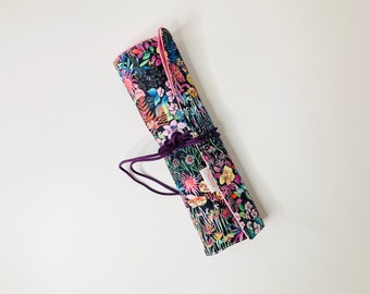 Trousse à pinceaux de maquillage ou de peinture en tissus à fleurs comme dans un tableau de Monet, intérieur en tissus coton rose assorti.