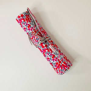 Trousse à pinceaux de maquillage ou de peinture, en tissus liberty rose et lin gris perle. image 1