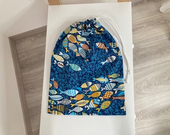 Grand Sac imperméable pour le linge sale ou mouillé bleu avec des poissons multicolores.