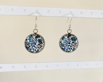 Pendientes redondos de metal plateado con motivos florales en azul marino