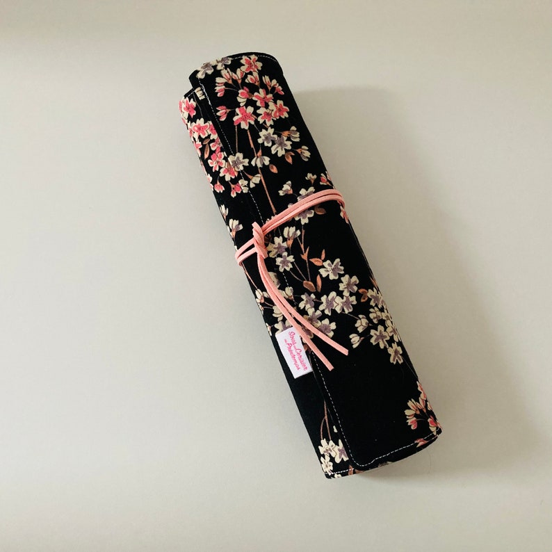 Trousse à pinceaux en tissu coton noir à fleurs japonaises intérieur noir image 2