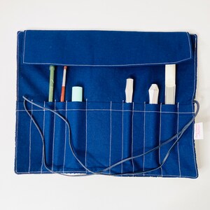 Trousse à pinceaux de maquillage ou de peinture en tissus japonais bleu marine motifs grues japonaises et tissus coton bleu marine assorti. image 3