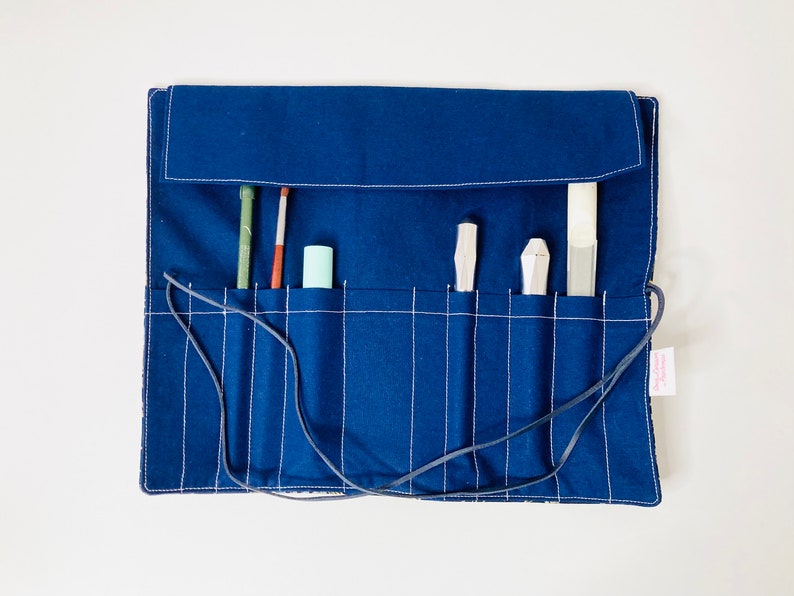 Trousse à pinceaux de maquillage ou de peinture en tissus japonais bleu marine motifs grues japonaises et tissus coton bleu marine assorti. image 3