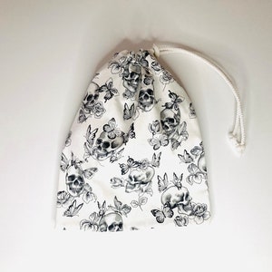 Bolsa para bañador impermeable de tejido de algodón recubierto de color blanco con estampado de calaveras imagen 1