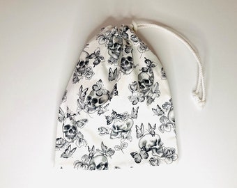 Waterproof wet swimsuit bag in white coated cotton fabric with skull patterns