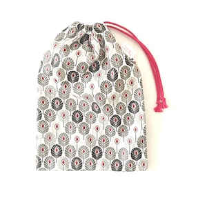 Wasserdichte Tasche für nasse Badeanzüge aus Baumwollstoff, beschichtet mit japanischen Mini-Graufedermustern.