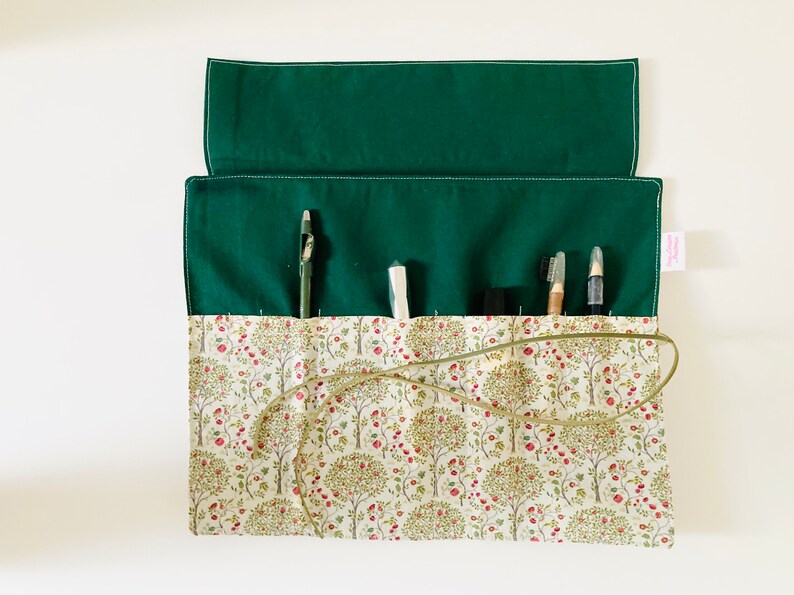 Trousse à pinceaux de maquillage ou de peinture, en tissus avec des motifs de petits pommiers interieur en tissu coton vert foncé assorti. image 2