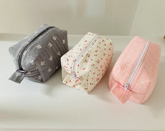 Small quilted bags in double cotton gauze fabric.