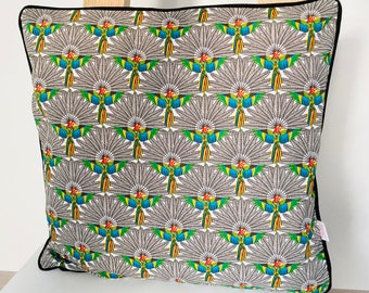 40x40cm cushion cover in black and white fabric with colorful parrot patterns and black braid.