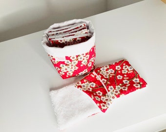 Lingettes démaquillantes et panier en tissu japonais rouge à fleurs blanches et dorées et éponge de bambou biologique oeko tex blanche.