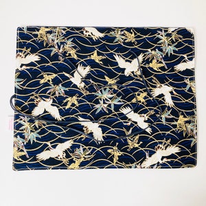 Trousse à pinceaux de maquillage ou de peinture en tissus japonais bleu marine motifs grues japonaises et tissus coton bleu marine assorti. image 2