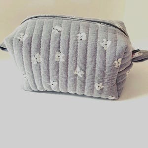Astuccio piccolo trapuntato in tessuto doppia garza di cotone grigio con fantasia di gattini bianchi
