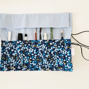 Trousse à pinceaux de maquillage ou de peinture, en tissus liberty bleu celadon et lin bleu ciel image 4