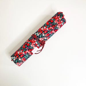 Trousse à pinceaux de maquillage ou de peinture, en tissus liberty rouge et tissu coton rouge.