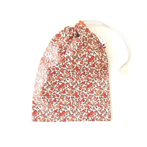 Wasserdichte Tasche für nasse Badeanzüge aus beschichtetem Baumwollstoff mit Liberty-Muster aus kleinen orangefarbenen Blumen.