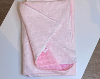 Baby blanket in white cotton double gauze fabric embroidered with light floral patterns and pink minky fabric