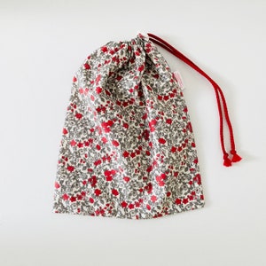 Wasserdichte Tasche für nassen Badeanzug aus beschichtetem Baumwollstoff mit Liberty-Mustern und kleinen roten Blumen