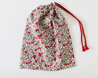 Sac imperméable pour maillot de bain mouillé en tissu coton enduit motifs liberty petites fleurs rouges