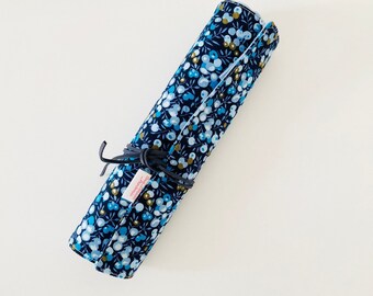 Trousse à pinceaux de maquillage ou de peinture, en tissus liberty bleu celadon et lin bleu ciel