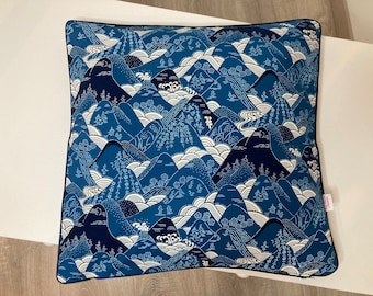 Housse de coussin 40x40cm en tissu japonais bleu et blanc gansé en bleu marine.