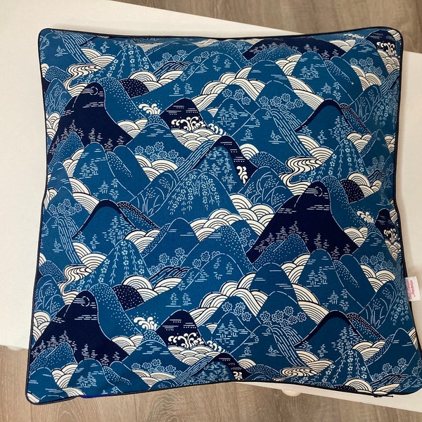 Housse de coussin 40x40cm en tissu japonais bleu et blanc gansé en bleu marine.