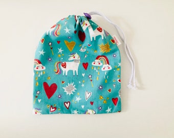 Waterproof bag for wet swimsuit in green coated cotton fabric with unicorn patterns