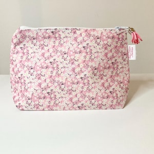 Piccola trousse in tessuto liberty rosa pallido con piccoli fiori bianchi