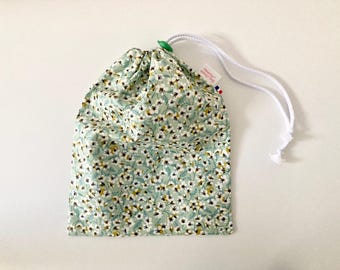 Wasserdichte Tasche für nasse Badeanzüge aus hellgrünem beschichtetem Baumwollstoff mit Liberty-Print und kleinen weißen Blumen.