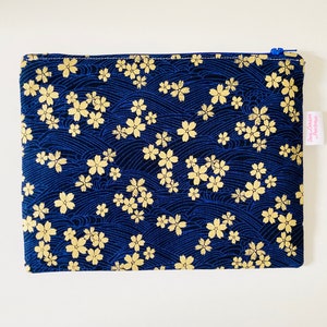 Piccola borsa per il trucco in tessuto giapponese blu navy con fiori dorati