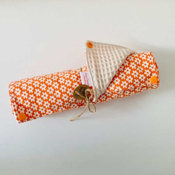 Rouleau d'essuie tout lavable en tissu coton orange à petites fleurs banches « sixties » et nid d’abeille beige