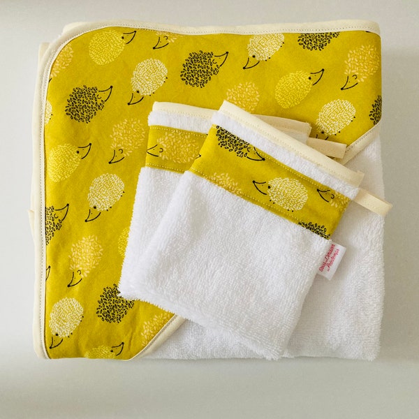 Cape de bain bébé en éponge de bambou blanche et tissu coton oeko tex vert amande motifs petits hérissons