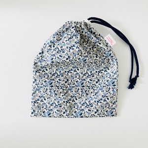 Sac imperméable pour maillot de bain mouillé en tissu coton enduit motifs liberty petites fleurs bleues