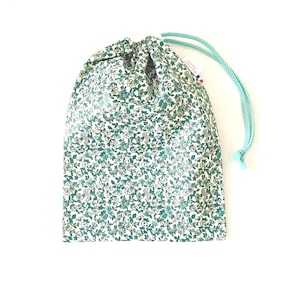 Wasserdichte Tasche für nassen Badeanzug aus beschichtetem Baumwollstoff mit Liberty-Mustern und kleinen grünen Blumen