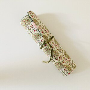 Trousse à pinceaux de maquillage ou de peinture, en tissus avec des motifs de petits pommiers interieur en tissu coton vert foncé assorti. image 1