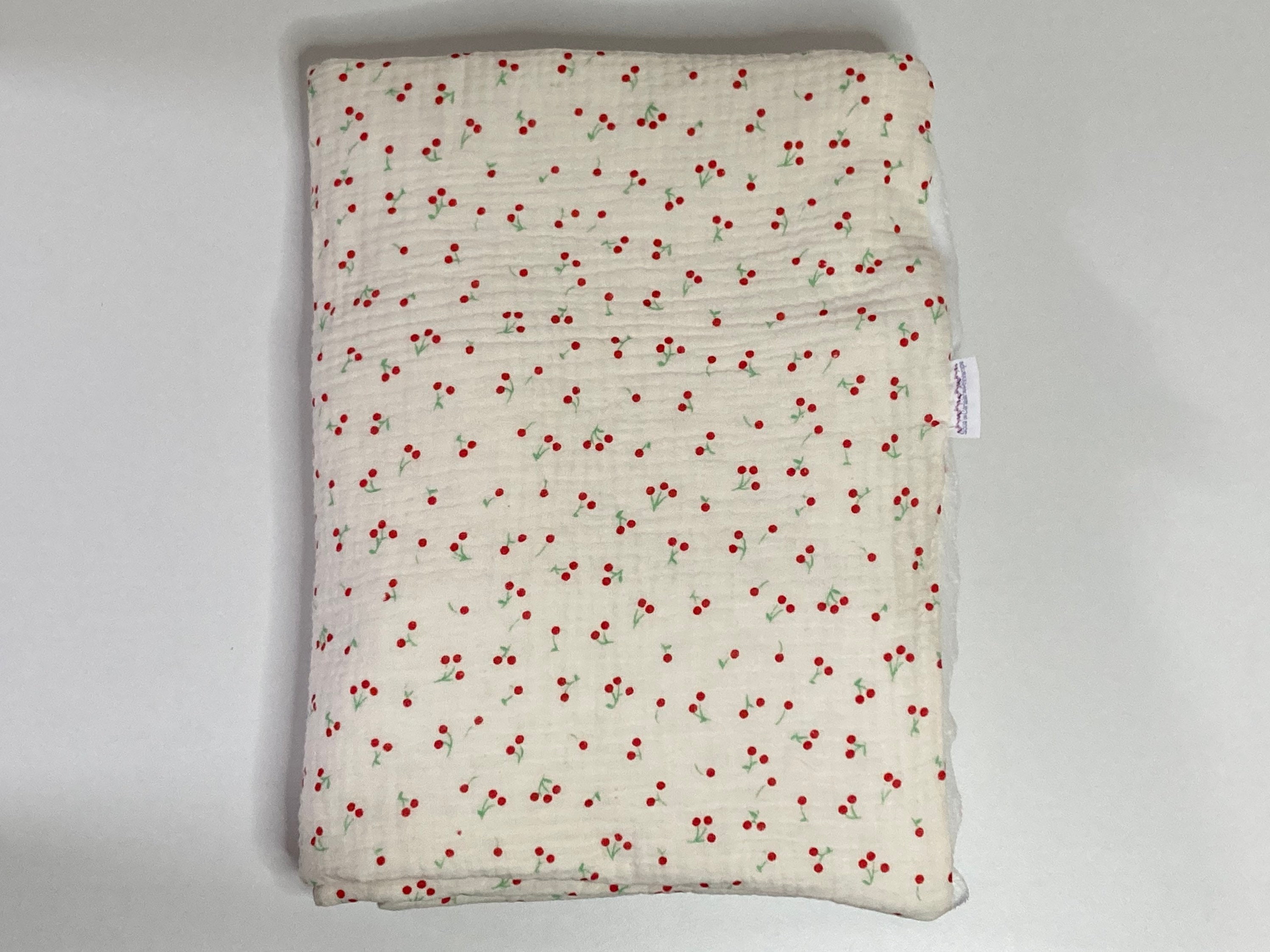 Couverture Légère Bébé en Tissu Double Gaze de Coton Blanc Cassé Motifs Petites Cerises et Minky Bla