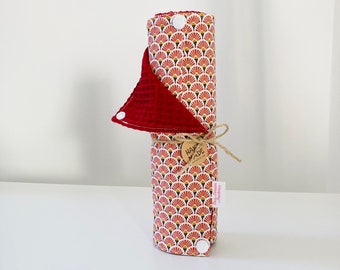Roll of washable towel in cotton fabric with Japanese fan and red honeycomb patterns